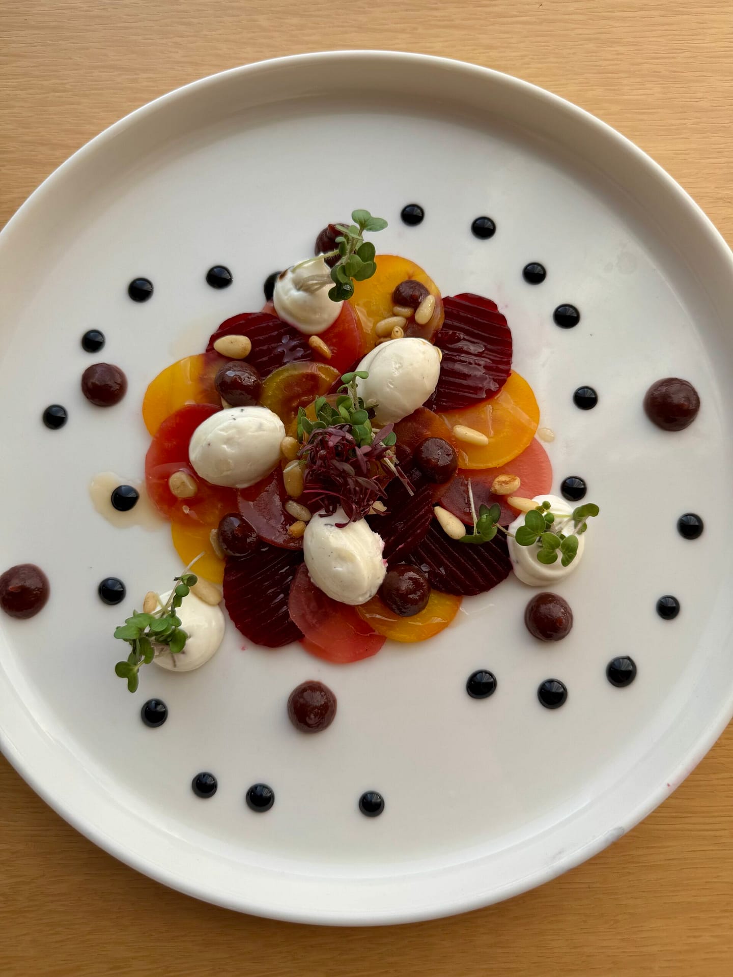Řepa s balsamikem, piniemi a kozím sýrem – DVcatering